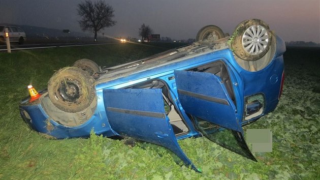 Policie vyetuje nehodu, pi kter idika vezouc dv dti nedaleko Olomouce havarovala kvli autu odboujcmu v protismru.