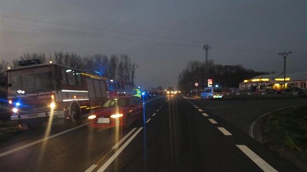 Policie vyetuje nehodu, pi kter idika vezouc dv dti nedaleko Olomouce havarovala kvli autu odboujcmu v protismru.