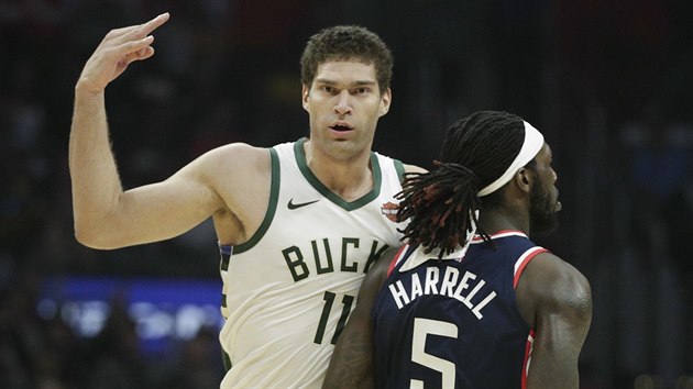 Brook Lopez (vlevo) z Milwaukee oslavuje svou trojku, Montrezl Harrell z LA Clippers z toho radost nem.