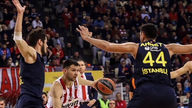 Kostas Papanikolau (uprosted) z Olympiakosu Pireus pod tlakem Nikoly Kalinie (vlevo) a Ahmeta Dveriogla z Fenerbahce Istanbul.