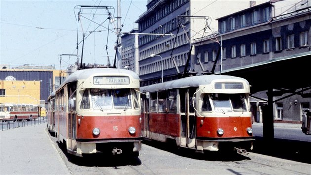 Prvn polovina 80. let, dv T2 stoj na mst dnen zastvky Fgnerova.