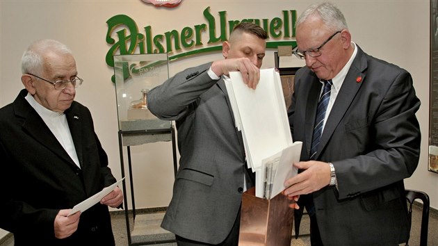 Dokumenty do schrnky ukldal far Emil Soukup (vlevo) a star obchodn sldek Vclav Berka (vpravo). (14. 11. 2018)