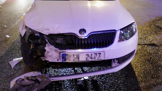 Pi nehod vozidla plzeskch mstskch strnk a osobnho auta se zranili dva strnci.