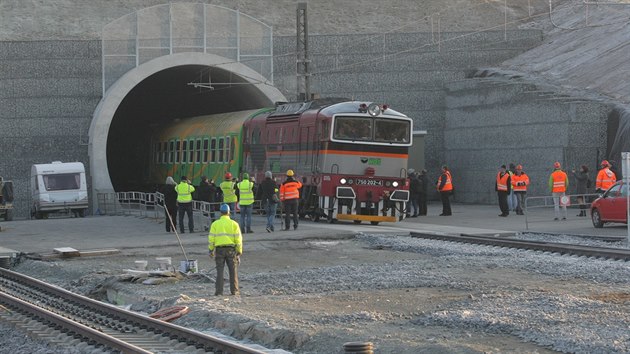 Prvn vlak s cestujcmi, kter projel novm elezninm tunelem u Plzn. (16. 11. 2018)