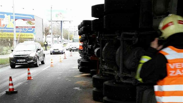 Kamion pevejc bagr narazil do mostu v Hnvkovskho ulici v Brn.