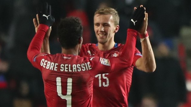 Tomáš Souček a Theo Gebre Selassie se radují z vítězství nad Slovenskem.