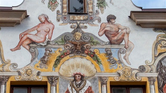 Na potku 20. stolet vznikla na jeho fasd freska o ploe 40 metr tverench, kterou podle mnn nkterch odbornk vytvoil Mikol Ale. 