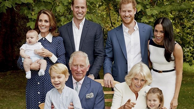 Princ Charles s rodinou na portrtu u pleitosti jeho 70. narozenin, kter slav 14. listopadu. Snmek s princi Williamem, Harrym, Georgem a Louisem, princeznou Charlotte a vvodkynmi Camillou, Kate a Meghan podili 5. z 2018.