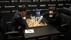 Magnus Carlsen (vpravo) a Fabiano Caruana.