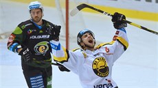 Litvínovslý Lukáš Válek emotivně slaví gól v utkání s Karlovými Vary.... Litvínovslý Lukáš Válek emotivně slaví gól v utkání s Karlovými Vary....