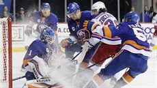 Thomas Greiss v brance Islanders likviduje šanci Matse Zuccarella z Rangers. Thomas Greiss v brance Islanders likviduje šanci Matse Zuccarella z Rangers.