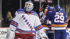 Henrik Lundqvist z Rangers po inkasovaném gólu v utkání s Islanders.