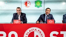 Jaroslav Tvrdík, předseda představenstva fotbalové Slavie a Čou Ťin-Chuej,... Jaroslav Tvrdík, předseda představenstva fotbalové Slavie a Čou Ťin-Chuej,...