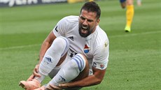 Milan Baroš z Baníku Ostrava padá po střetu s opavským protihráčem s bolestivou... Milan Baroš z Baníku Ostrava padá po střetu s opavským protihráčem s bolestivou...