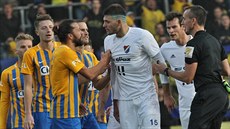 Patrizio Stronati z Baníku Ostrava (s číslem 15) se v posledních vteřinách... Patrizio Stronati z Baníku Ostrava (s číslem 15) se v posledních vteřinách...