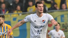 Jakub ainka z baníku Ostrava se raduje z gólu do sít Opavy.