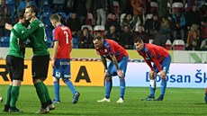 Plzeňští fotbalisté (v červenomodrém) po závěrečném hvizdu zklamaně vydýchávají... Plzeňští fotbalisté (v červenomodrém) po závěrečném hvizdu zklamaně vydýchávají...