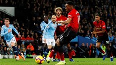 Anthony Martial z Manchesteru United (v popedí) stílí gól v mstském derby...