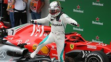 Pilot stáje Mercedes Lewis Hamilton slaví vítzství ve Velké cen Brazílie.