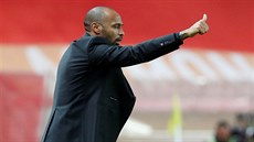 Monacký trenér Thierry Henry oceuje snaení svých svenc bhem zápasu s PSG.