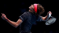 Alexander Zverev bhem semifinálového zápasu na Turnaji mistr proti Rogeru...