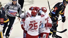 Třinečtí hokejisté se radují z gólu do sítě Litvínova. Třinečtí hokejisté se radují z gólu do sítě Litvínova.