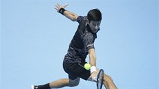 Novak Djokovič odehrává balon v zápase Turnaje mistrů proti Kevinu Andersonovi. Novak Djokovič odehrává balon v zápase Turnaje mistrů proti Kevinu Andersonovi.