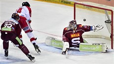 Vilém Burian z Olomouce střílí gól brankáři Sparty Matěji Machovskému. Napadá... Vilém Burian z Olomouce střílí gól brankáři Sparty Matěji Machovskému. Napadá...