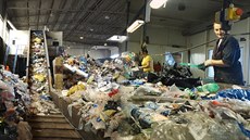Díky třídicí lince a jejím pracovnicím dokážeme plasty recyklovat. I když ne... Díky třídicí lince a jejím pracovnicím dokážeme plasty recyklovat. I když ne...
