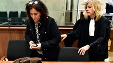 Rosa Marie Da Cruzova schovávala svou dceru Sérénu od narození dva roky v kufru... Rosa Marie Da Cruzova schovávala svou dceru Sérénu od narození dva roky v kufru...