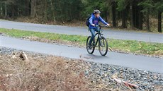 Oba asfaltové bezmála tři metry široké úseky nové cyklostezky měří 602 a 368... Oba asfaltové bezmála tři metry široké úseky nové cyklostezky měří 602 a 368...