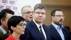 Předseda TOP 09 Jiří Pospíšil vyzval na tiskové konferenci v Poslanecké... Předseda TOP 09 Jiří Pospíšil vyzval na tiskové konferenci v Poslanecké...