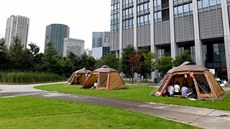 Stanové kanceláře v parčíku přímo pod mrakodrapy v japonském Tokiu. Stanové kanceláře v parčíku přímo pod mrakodrapy v japonském Tokiu.