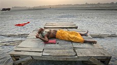 Hinduista odpočívá na břehu Gangy v indickém Allahabadu. Hinduista odpočívá na břehu Gangy v indickém Allahabadu.