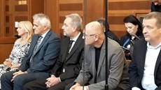 Část obviněných manažerů, kteří se domlouvali na opravách hřebčína Část obviněných manažerů, kteří se domlouvali na opravách hřebčína