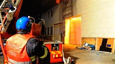 Požár haly v pražských Vysočanech, ve které do října fungovalo trampolínové... Požár haly v pražských Vysočanech, ve které do října fungovalo trampolínové...