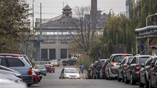 Parkovacích míst v okolí nemocnice příliš není, a řidiči tak často parkují... Parkovacích míst v okolí nemocnice příliš není, a řidiči tak často parkují...