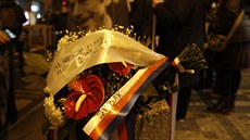 Kytici k pamětní desce na Národní třídě v Praze v noci přinesl premiér Andrej... Kytici k pamětní desce na Národní třídě v Praze v noci přinesl premiér Andrej...