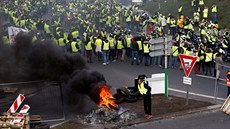 Demonstranti před obchodním centrem v Nantes (17.11.2018) Demonstranti před obchodním centrem v Nantes (17.11.2018)