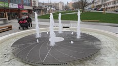 Nově opravené Smetanovo náměstí v Havlíčkově Brodě je plné zeleně a vody. V... Nově opravené Smetanovo náměstí v Havlíčkově Brodě je plné zeleně a vody. V...