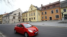 Dům číslo popisné 121, který má aktuálně oranžovou břízolitovou omítku, stojí... Dům číslo popisné 121, který má aktuálně oranžovou břízolitovou omítku, stojí...