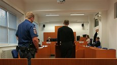 Obžalovaný stojí před soudem kvůli usmrcení novorozeněte. Obžalovaný stojí před soudem kvůli usmrcení novorozeněte.