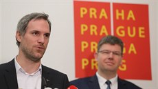 Zástupci nové praské koalice Zdenk Hib (Piráti), Jan iinský (Praha Sob) a...