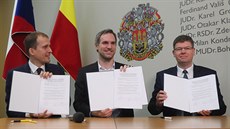 Zástupci nové pražské koalice Zdeněk Hřib (Piráti), Jan Čižinský (Praha Sobě) a... Zástupci nové pražské koalice Zdeněk Hřib (Piráti), Jan Čižinský (Praha Sobě) a...