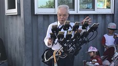 70letý důchodce z Tchaj-wanu loví pokémony na 11 mobilech ve speciálním držáku 70letý důchodce z Tchaj-wanu loví pokémony na 11 mobilech ve speciálním držáku