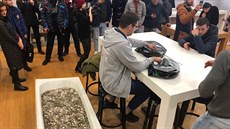 Rus zaplatil nový iPhone vanou plnou drobných mincí Rus zaplatil nový iPhone vanou plnou drobných mincí