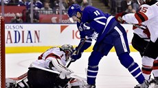 Zach Hyman z Toronta se pokouší prorvat puk za brankáře New Jersey Keithe... Zach Hyman z Toronta se pokouší prorvat puk za brankáře New Jersey Keithe...