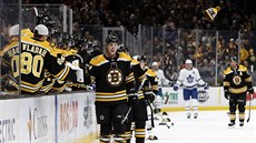 Bostonskou halou létají čepice, David Pastrňák proti Torontu právě dokončil... Bostonskou halou létají čepice, David Pastrňák proti Torontu právě dokončil...