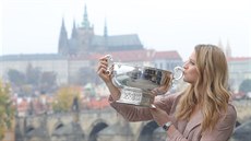 Lucie Šafářová s vítěznou trofejí Fed Cupu. Lucie Šafářová s vítěznou trofejí Fed Cupu.