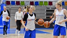 Basketbalistky Julia Reisingerová (vpravo) a Kristýna Brabencová.na tréninku... Basketbalistky Julia Reisingerová (vpravo) a Kristýna Brabencová.na tréninku...